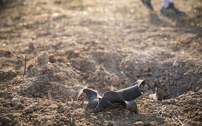 Les restes d'une roquette lancée par des groupes terroristes de la bande de Gaza qui ont frappé le sud d'Israël, à proximité de la frontière de Gaza, le 14 juillet 2018 (Crédit : Hadas Parush/Flash90)