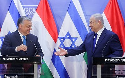 Benjamin Netanyahu (à droite) et son homologue hongrois Viktor Orban durant une conférence de presse conjointe au bureau du Premier ministre de Jérusalem, le 19 juillet 2018. (Crédit : Marc Israel Sellem/POOL)