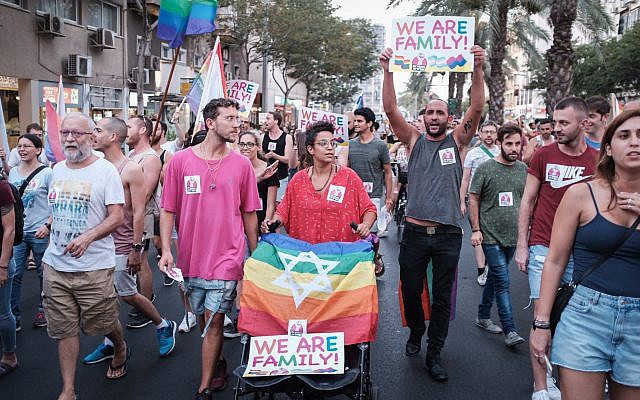 Les membres et les soutiens de la communauté participent à une manifestation contre l'amendement d'une loi à la Knesset qui refuse la GPA aux couples homosexuels aux abords de la résidence du Premier ministre à Jérusalem, le 18 juillet 2018 (Crédit : Tomer Neuberg/Flash90) Les membres et les soutiens de la communauté participent à une manifestation contre l'amendement d'une loi à la Knesset qui refuse la GPA aux couples homosexuels aux abords de la résidence du Premier ministre à Jérusalem, le 18 juillet 2018 (Crédit : Tomer Neuberg/Flash90)