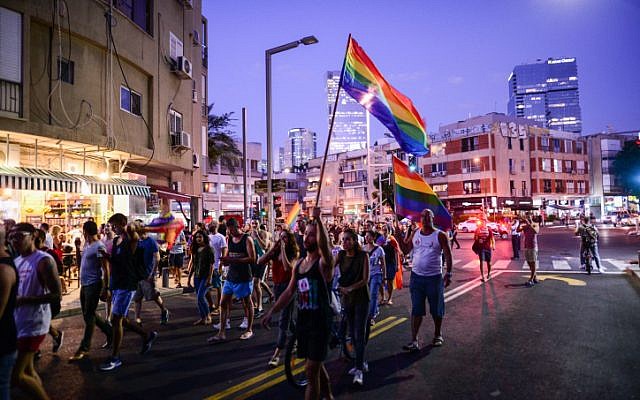 Les membres de la communauté LGBT et leurs soutiens participent à une manifestation contre l'amendement d'une loi à la Knesset interdisant le recours à la GPA aux homosexuels à Tel Aviv, le 19 juillet 2018 (Crédit : Tomer Neuberg/Flash90)