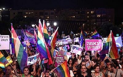 Des membres de la communauté LGBT et des sympathisants participent à une manifestation contre un amendement de la Knesset refusant la gestation pour autrui pour les couples gays, sur la place Rabin à Tel Aviv le 22 juillet 2018. (Crédit : Miriam Alster / Flash90) Des membres de la communauté LGBT et des sympathisants participent à une manifestation contre un amendement de la Knesset refusant la gestation pour autrui pour les couples gays, sur la place Rabin à Tel Aviv le 22 juillet 2018. (Crédit : Miriam Alster / Flash90)