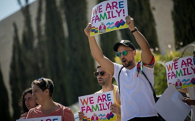 Des membres de la communauté LGBT et des sympathisants participent à une manifestation contre un amendement de la Knesset refusant la gestation pour autrui pour les couples gays, aux abords de la Cour suprême de Jérusalem, le 23 juillet 2018 (Crédit : Yonatan Sindel/Flash90)