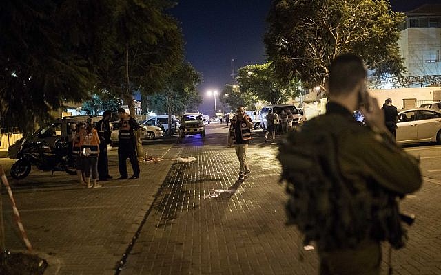 Les forces israéliennes de sécurité sur les lieux d'une attaque au couteau dans l'implantation d'Adam, en Cisjordanie, le 26 juillet 2018 (Crédit : Hadas Parush/Flash90)