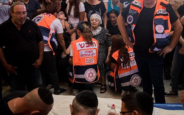 Des amis et des membres de la famille pleurent lors des funérailles de Yotam Ovadia, 31 ans, au cimetière Har Hamenuchot, à Jérusalem, le 27 juillet 2018. Ovadia a été assassiné près de chez lui dans l'implantation d'Adam lorsqu'un adolescent palestinien l'a poignardé et blessé deux autres Juifs lors d'une attaque terroriste le 26 juillet 2018. (Yonatan Sindel/Flash90)