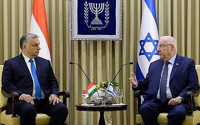 Le président Rivlin, (à droite), accueille le Premier ministre hongrois Viktor Orban dans sa résidence officielle à Jérusalem, le 19 juillet 2018 (Avi Kanner).