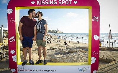 Les couples de Tel Aviv sont invités à montrer leur amour dans des Kissing Spots, installés pour Tou BeAv, la Saint-Valentin d'Israël (Avec l'aimable autorisation de Guy Yechiely).