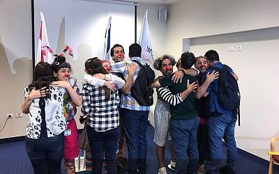 Un groupe de Yézidis d'Irak (le dos à la caméra) avec les formateurs israéliens qui les ont formé au travail de clown en milieu médical, au mois de juin 2018 (Crédit : ministère des Affaires étrangères israélien) Un groupe de Yézidis d'Irak (le dos à la caméra) avec les formateurs israéliens qui les ont formé au travail de clown en milieu médical, au mois de juin 2018 (Crédit : ministère des Affaires étrangères israélien)
