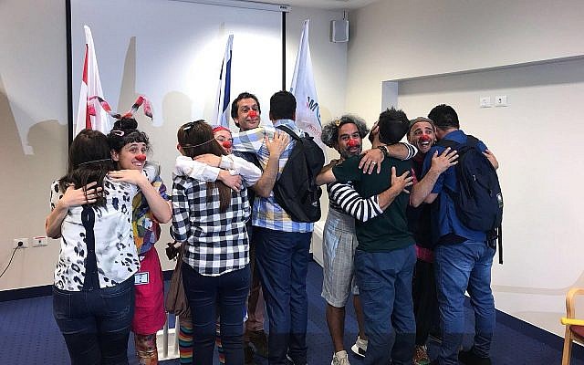 Un groupe de Yézidis d'Irak (le dos à la caméra) avec les formateurs israéliens qui les ont formé au travail de clown en milieu médical, au mois de juin 2018 (Crédit : ministère des Affaires étrangères israélien) Un groupe de Yézidis d'Irak (le dos à la caméra) avec les formateurs israéliens qui les ont formé au travail de clown en milieu médical, au mois de juin 2018 (Crédit : ministère des Affaires étrangères israélien)