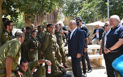 Le Premier ministre Benjamin Netanyahu rencontre des soldats durant une visite à la division de Gaza de l'armée israélienne dans un contexte de renforcement des violences depuis l'enclave côtière, le 17 juillet 2018 (Crédit : Kobi Gideon/GPO)