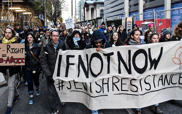 Les militants de "IfNotNow" défilent pour exiger que le président élu de l'époque, Donald Trump, congédie Stephen Bannon, Philadelphie, le 22 novembre 2016. (Crédit : IfNotNow/via JTA) Les militants de "IfNotNow" défilent pour exiger que le président élu de l'époque, Donald Trump, congédie Stephen Bannon, Philadelphie, le 22 novembre 2016. (Crédit : IfNotNow/via JTA)