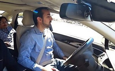 Une voiture autonome Intel Corp/Mobileye avec un conducteur humain derrière le volant. (Capture d'écran YouTube).
