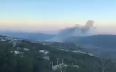 Capture d'écran d'une vidéo censée montrer les conséquences d'une frappe israélienne présumée sur un centre de recherche dans la région de Masyaf, au nord-ouest de la Syrie, le 22 juillet 2018. (Capture d'écran : Twitter)