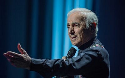 Charles Aznavour revient en Israël pour un seul concert au Heyhal Menorah Mivtahim (Tel Aviv), le 29 juin 2019. (Crédit photo : Nicolas Aznavour) Charles Aznavour revient en Israël pour un seul concert au Heyhal Menorah Mivtahim (Tel Aviv), le 29 juin 2019. (Crédit photo : Nicolas Aznavour)