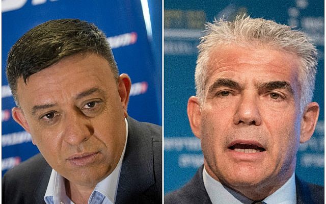 A gauche, Avi Gabbay, à une conférence à Tel Aviv le 11 juillet  2017 ; à droite Yair Lapid  à une conférence à Herzliya, le 22 juin 2017. (Crédit : Miriam Alster/Flash90 ; Jack Guez/AFP/Getty Images via JTA)