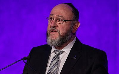 Le grand-rabbin britannique Ephraim Mirvis à l'occasion de la Journée internationale de commémoration de la Shoah, au Queen Elizabeth II Conference Centre, le 26 janvier 2017, à Londres. (Crédit : Jack Taylor/Getty Images)