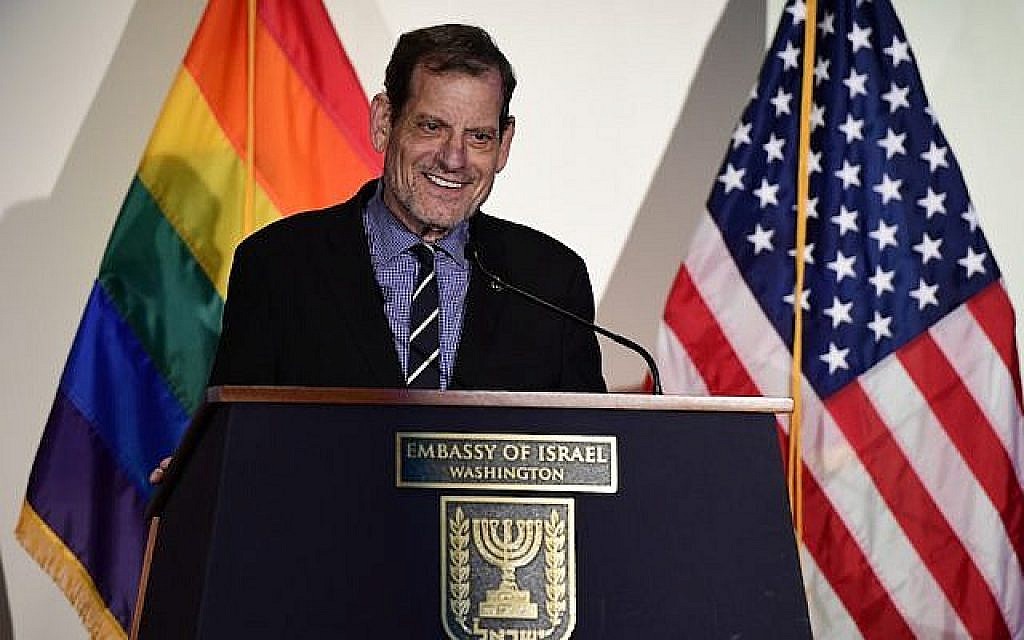 Howard Rosenman, producteur de films, prend la parole à l'ambassade d'Israël à Washington D.C. lors de l'événement LGBT Pride Event le 19 juin 2018. (Autorisation : Ambassade d'Israël) Howard Rosenman, producteur de films, prend la parole à l'ambassade d'Israël à Washington D.C. lors de l'événement LGBT Pride Event le 19 juin 2018. (Autorisation : Ambassade d'Israël)