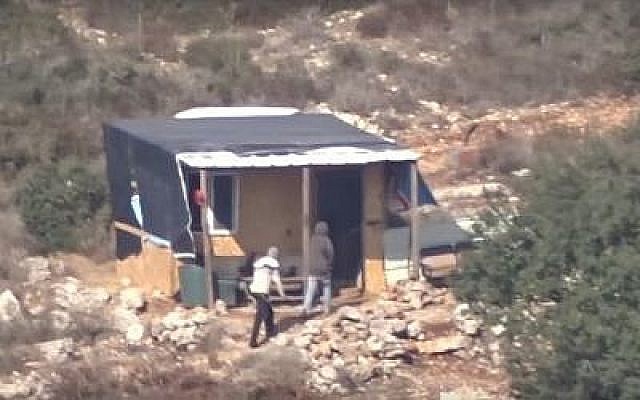 Un groupe d'habitants retournent vers un avant-poste situé aux abords de l'implantations de Talmon, en Cisjordanie, après une attaque présumée contre des Palestiniens locaux (Crédit : YouTube/ Haaretz) Un groupe d'habitants retournent vers un avant-poste situé aux abords de l'implantations de Talmon, en Cisjordanie, après une attaque présumée contre des Palestiniens locaux (Crédit : YouTube/ Haaretz)