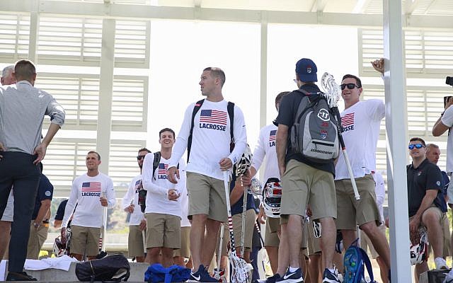L'équipe des Etats-Unis à son arrivée en Israël pour le tournoi international de hockey (Autorisation : The Israel Project)