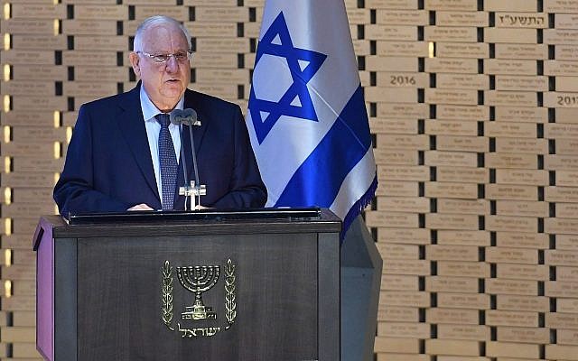 Le président Reuven Rivlin s'exprime lors d'une cérémonie de commémoration des soldats israéliens tués pendant la guerre de Gaza, en 2014, au cimetière militaire du mont Herzl à Jérusalem, le 3 juillet 2018 (Crédit : Kobi Gideon/GPO) Le président Reuven Rivlin s'exprime lors d'une cérémonie de commémoration des soldats israéliens tués pendant la guerre de Gaza, en 2014, au cimetière militaire du mont Herzl à Jérusalem, le 3 juillet 2018 (Crédit : Kobi Gideon/GPO)