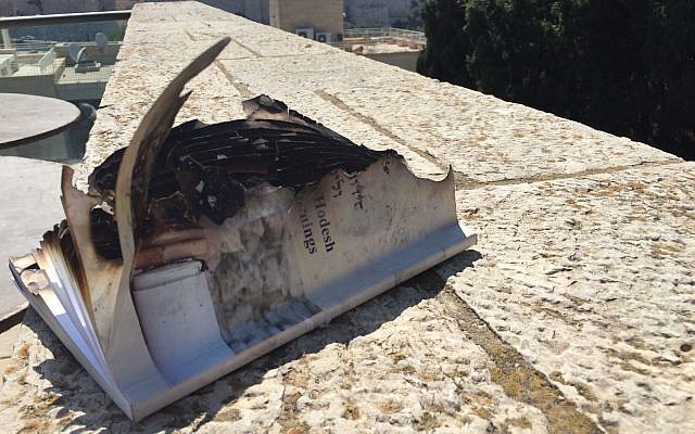 Un livre de prière qui aurait été incendié par des manifestants ultra-orthodoxes opposés à un rassemblement libéral de prière mené par des femmes au mur Occidental, le 13 juillet 2018 (Crédit : Elizabeth Kirshner) Un livre de prière qui aurait été incendié par des manifestants ultra-orthodoxes opposés à un rassemblement libéral de prière mené par des femmes au mur Occidental, le 13 juillet 2018 (Crédit : Elizabeth Kirshner)