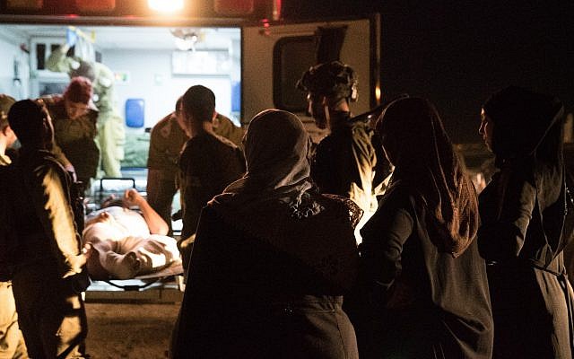 Les personnels médicaux de l'armée israélienne amènent des ressortissants syriens blessés au sein de l'Etat juif pour y être pris en charge dans un hôpital, le 29 juin 2018 (Crédit : Armée israélienne)