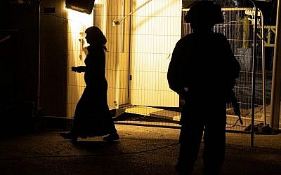 Les soldats de l'armée israélienne supervisent le transfert de 422 secouristes de l'organisation "Casques blancs" et de leurs familles à travers Israël et vers la Jordanie, alors qu'ils fuient le régime d'Assad, le 22 juillet 2018. (Armée israélienne)