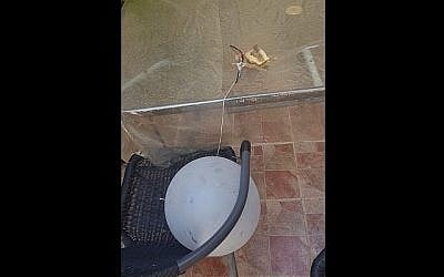 Un ballon avec un dispositif incendiaire présumé trouvé dans le quartier Gilo de Jérusalem le 20 juillet 2018. (Police d'Israël)