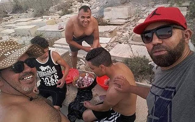 Des Tunisiens photographiés en train de faire un barbecue dans le cimetière juif de la ville côtière de Sousse, juillet 2018. (Autorisation) Des Tunisiens photographiés en train de faire un barbecue dans le cimetière juif de la ville côtière de Sousse, juillet 2018. (Autorisation)