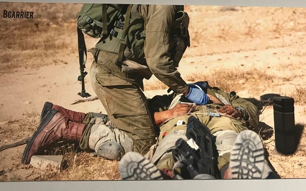 Photo d'illustration d'un soldat utilisant BCarrier lors d'une exposition des diplômés de l'académie des arts et du design Bezalel, le 18 juillet 2018 (Crédit : Ariella Gentin/Times of Israel) Photo d'illustration d'un soldat utilisant BCarrier lors d'une exposition des diplômés de l'académie des arts et du design Bezalel, le 18 juillet 2018 (Crédit : Ariella Gentin/Times of Israel)
