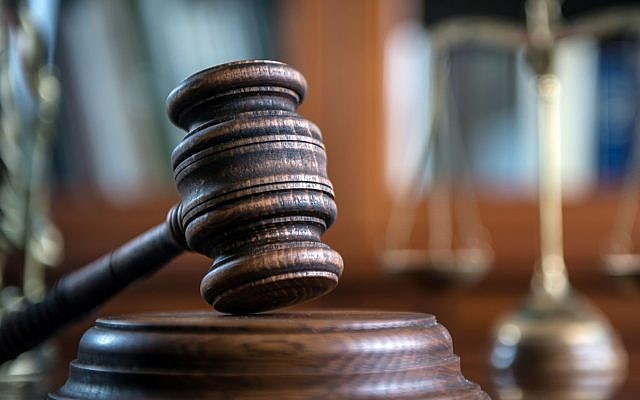 Symboles du droit et de la justice, comprenant un maillet de juge, des livres, la balance de la justice (Michał Chodyra ; iStock by Getty Images). Symboles du droit et de la justice, comprenant un maillet de juge, des livres, la balance de la justice (Michał Chodyra ; iStock by Getty Images).