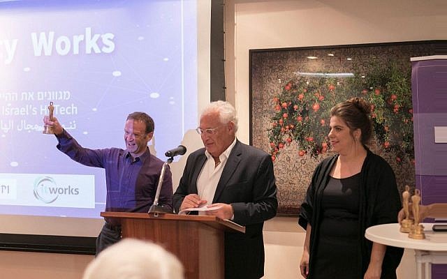 Neil Corney, directeur-général de Citibank Israel, reçoit le prix de la diversité de l'ambassadeur américain David Friedman, le 9 juillet 2018 (Crédit :  Yosi Moyal)