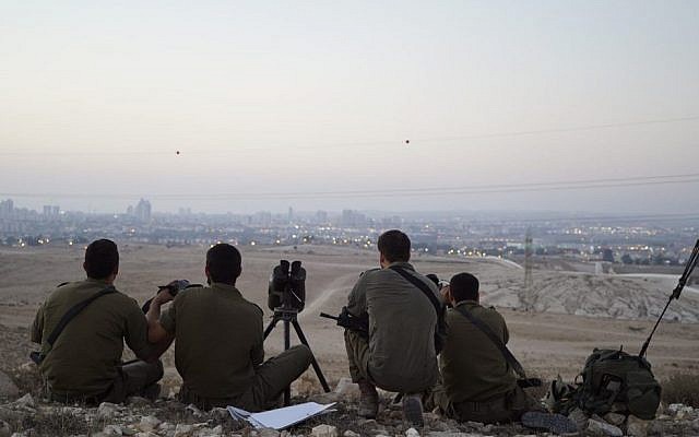 Les soldats israéliens lors d'un exercice simulant une guerre dans la bande de Gaza, au mois de juillet 2018 (Crédit : Armée israélienne) Les soldats israéliens lors d'un exercice simulant une guerre dans la bande de Gaza, au mois de juillet 2018 (Crédit : Armée israélienne)