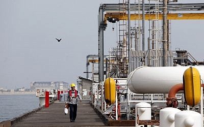 Une plateforme pétrolière iranienne, sur l'île de Khark, le 12 mars 201. (Crédit : AFP / ATTA KENAR)