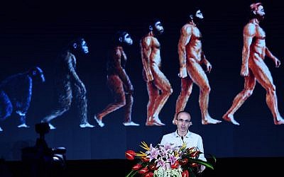 L'historien israélien Yuval Noah Harari lors d'une conférence sur l'intelligence artificielle globale à Hangzhou, en Chine, le 9 juillet 2017 (Crédit : VCG/VCG via Getty Images, via JTA)
