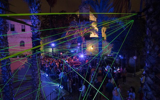 Des rayons laser dans le quartier juif au Festival des lumières de Jérusalem (Avec l'aimable autorisation de David Saad). Des rayons laser dans le quartier juif au Festival des lumières de Jérusalem (Avec l'aimable autorisation de David Saad).