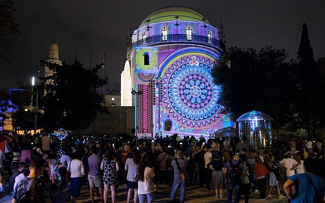 Une projection envoûtante sur la synagogue Hurva, au Jerusalem Light Festival 2018 (Avec l'aimable autorisation de David Saad). Une projection envoûtante sur la synagogue Hurva, au Jerusalem Light Festival 2018 (Avec l'aimable autorisation de David Saad).