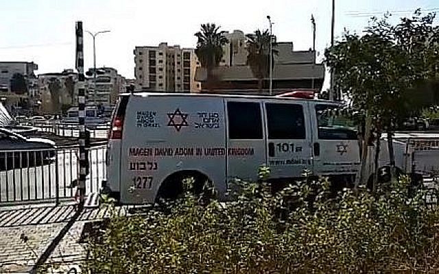 Une ambulance à Afula sur les lieux où un homme a été grièvement blessé dans l'explosion de sa voiture, le 23 juillet 2018 (Magen David Adom)