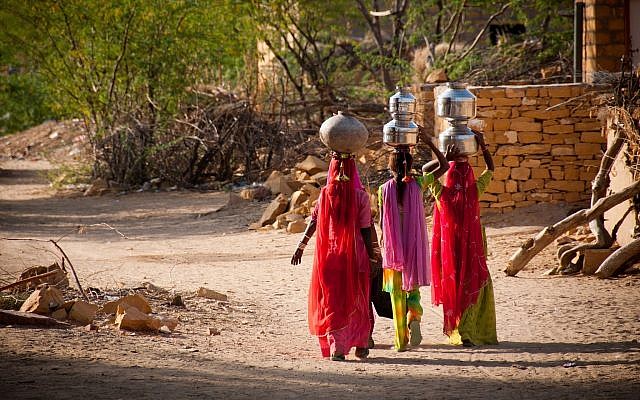 Photo d'illustration. Des femmes transportent de l'eau dans un village en Inde (Crédit : FrankCornfield; iStock by Getty Images)