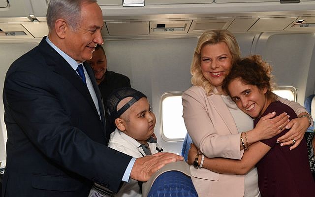 Le Premier ministre Benjamin Netanyahu et son épouse Sara avant le décollage de leur avion pour la Russie en compagnie de deux malades du cancer, le 11 juillet 2018 (Crédit : Bureau du Premier ministre)