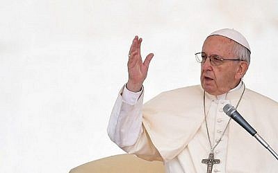 Le pape François s'adresse au public Place Saint Pierre, au Vatican, le 13 juin 2018. (Crédit : Andreas Solaro/AFP) Le pape François s'adresse au public Place Saint Pierre, au Vatican, le 13 juin 2018. (Crédit : Andreas Solaro/AFP)