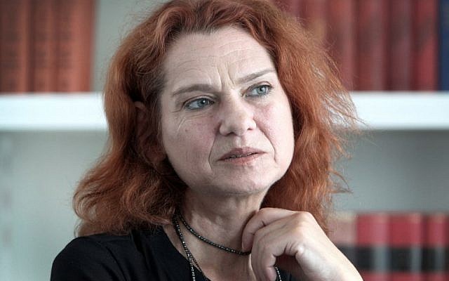 L'auteure turque et activiste des droits de l'Homme Asli Erdogan répond à l'AFP durant une interview le 23 juillet 2018 à Francfort, en Allemagne (Crédit : / AFP PHOTO / Daniel ROLAND)