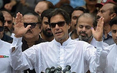 L'ancien joueur de cricket pakistanais devenu politicien Imran Khan du parti Tehreek-e-Insaf s'exprime devant les médias après avoir voté à  Islamabad durant les élections générales, le 25 juillet 2018 (Crédit : AFP Photo/Aamir Qureshi)