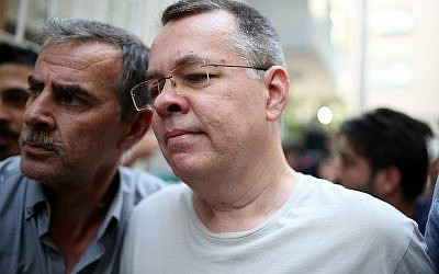 Le pasteur Brunson, à droite, escorté par la police  turque lors de son arrivée à son domicile d'Izmir, le 25 juillet 2018 (Crédit :  AFP PHOTO / STRINGER