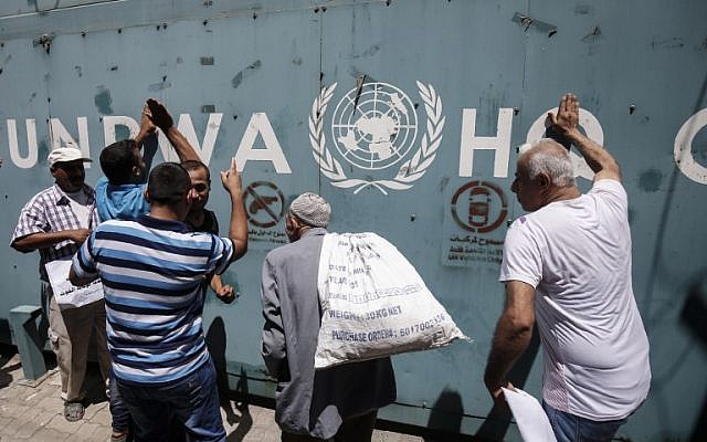 Des employés de l'Office de secours et de travaux de l'ONU pour les réfugiés palestiniens (UNRWA) et leurs familles protestent contre les disparitions de postes annoncées par l'agence aux abords de ses bureaux de gaza City, le 31 juillet 2018 (Crédit : AFP PHOTO / SAID KHATIB) Des employés de l'Office de secours et de travaux de l'ONU pour les réfugiés palestiniens (UNRWA) et leurs familles protestent contre les disparitions de postes annoncées par l'agence aux abords de ses bureaux de gaza City, le 31 juillet 2018 (Crédit : AFP PHOTO / SAID KHATIB)