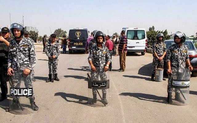 Illustration : des membres de la police égyptienne, autour du corps d'un kamikaze, le 11 août 2018. (Crédit : AFP/STRINGER) Illustration : des membres de la police égyptienne, autour du corps d'un kamikaze, le 11 août 2018. (Crédit : AFP/STRINGER)
