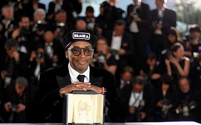Le réalisateur de BlacKkKlansman, Spike Lee, après avoir reçu le Grand Prix pour son film, au Festival de Cannes, le 19 mai 2018. (Crédit : AFP / Loic VENANCE)