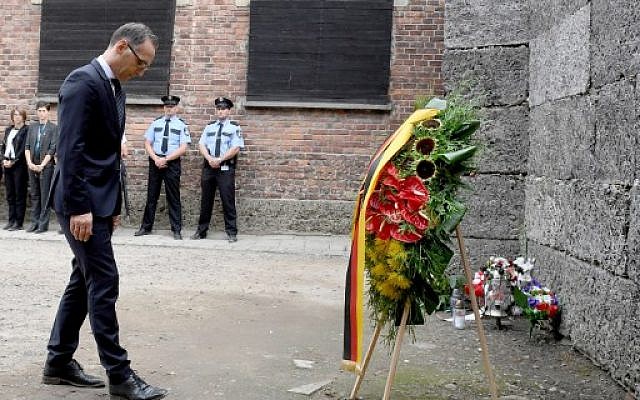 Le ministère des Affaires étrangères allemand Heiko Maas à Auschwitz le 20 août 2018. (Crédit: AFP/ JANEK SKARZYNSKI) Le ministère des Affaires étrangères allemand Heiko Maas à Auschwitz le 20 août 2018. (Crédit: AFP/ JANEK SKARZYNSKI)