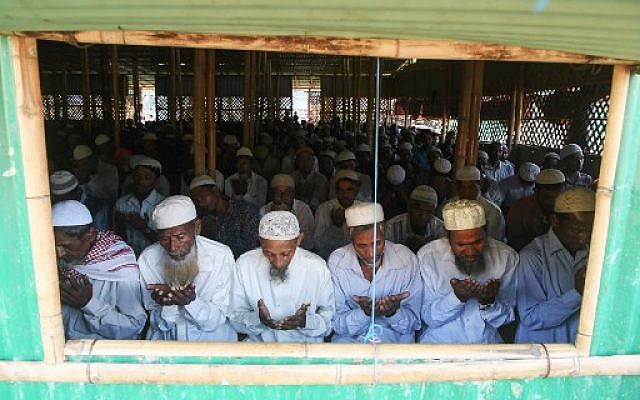Des réfugiés rohingyas célèbrent l'Aïd el-Adha, dans un camp de réfugiés au Bangladesh, le 21 août 2018. (Crédit : AFP / Dibyangshu SARKAR)