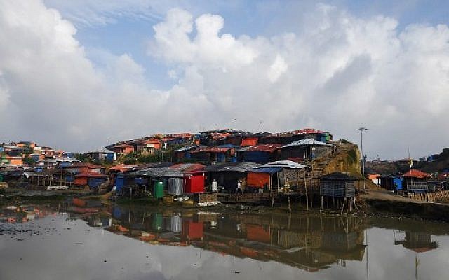 Un camp de réfugiés pour les Rohingyas au Bangladesh, le 21 août 2018. (Crédit : AFP / Dibyangshu SARKAR)