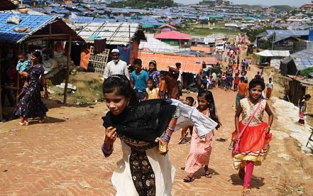 Des jeunes réfugiés rohingyas célèbrent l'Aïd el-Adha, dans un camp de réfugiés au Bangladesh, le 21 août 2018. (Crédit : AFP / Dibyangshu SARKAR)